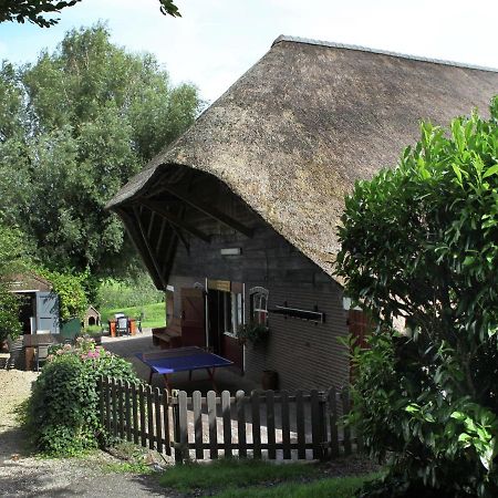 Quaint Farmhouse Near River In Oosterwijk Leerdam Luaran gambar